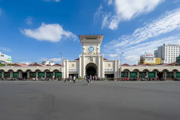 Ho Chi Minh, Vietnam - 20 Ağustos 2023: Ben Thanh pazarında güzel bir sabah, Ho Chi Minh City Asya 'nın popüler bir turizm merkezi..