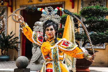 Ho Chi Minh Şehri, Vietnam - 19 Ağustos 2023: Vietnamlı sanatçılar Binh Thanh Bölgesi, Ho Chi Minh Şehri, Vietnam 'daki gösteri için klasik opera sahneledi