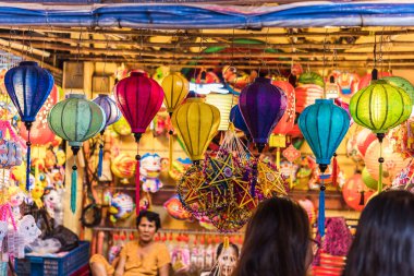 Ho Chi Minh Şehri, Vietnam - Sep 12023: İnsanlar Luong Nhu Hoc Caddesi, 5. Mıntıka 'da Sonbahar Festivali sırasında asılan renkli fenerleri ziyaret edip satın alıyorlar. Eğlenceli ve mutlu. Seçici odak.