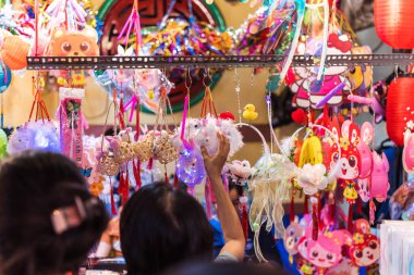 Ho Chi Minh Şehri, Vietnam - Sep 12023: İnsanlar Luong Nhu Hoc Caddesi, 5. Mıntıka 'da Sonbahar Festivali sırasında asılan renkli fenerleri ziyaret edip satın alıyorlar. Eğlenceli ve mutlu. Seçici odak.