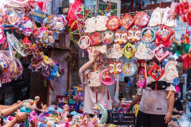 Ho Chi Minh Şehri, Vietnam - Sep 12023: İnsanlar Luong Nhu Hoc Caddesi, 5. Mıntıka 'da Sonbahar Festivali sırasında asılan renkli fenerleri ziyaret edip satın alıyorlar. Eğlenceli ve mutlu. Seçici odak.