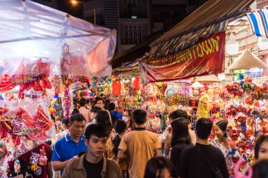 Ho Chi Minh Şehri, Vietnam - Sep 12023: İnsanlar Luong Nhu Hoc Caddesi, 5. Mıntıka 'da Sonbahar Festivali sırasında asılan renkli fenerleri ziyaret edip satın alıyorlar. Eğlenceli ve mutlu. Seçici odak.