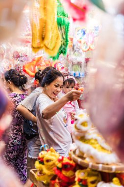 Ho Chi Minh Şehri, Vietnam - Sep 12023: İnsanlar Luong Nhu Hoc Caddesi, 5. Mıntıka 'da Sonbahar Festivali sırasında asılan renkli fenerleri ziyaret edip satın alıyorlar. Eğlenceli ve mutlu. Seçici odak.