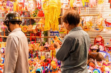 Ho Chi Minh Şehri, Vietnam - Sep 12023: İnsanlar Luong Nhu Hoc Caddesi, 5. Mıntıka 'da Sonbahar Festivali sırasında asılan renkli fenerleri ziyaret edip satın alıyorlar. Eğlenceli ve mutlu. Seçici odak.