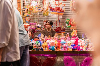 Ho Chi Minh Şehri, Vietnam - Sep 12023: İnsanlar Luong Nhu Hoc Caddesi, 5. Mıntıka 'da Sonbahar Festivali sırasında asılan renkli fenerleri ziyaret edip satın alıyorlar. Eğlenceli ve mutlu. Seçici odak.