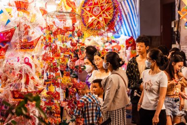 Ho Chi Minh Şehri, Vietnam - Sep 12023: İnsanlar Luong Nhu Hoc Caddesi, 5. Mıntıka 'da Sonbahar Festivali sırasında asılan renkli fenerleri ziyaret edip satın alıyorlar. Eğlenceli ve mutlu. Seçici odak.
