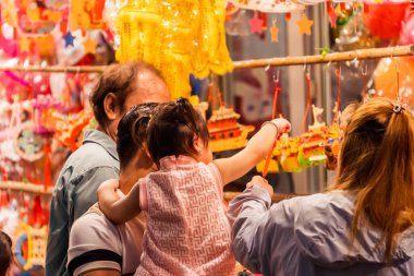 Ho Chi Minh Şehri, Vietnam - Sep 12023: İnsanlar Luong Nhu Hoc Caddesi, 5. Mıntıka 'da Sonbahar Festivali sırasında asılan renkli fenerleri ziyaret edip satın alıyorlar. Eğlenceli ve mutlu. Seçici odak.