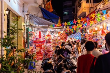 Ho Chi Minh Şehri, Vietnam - Sep 12023: İnsanlar Luong Nhu Hoc Caddesi, 5. Mıntıka 'da Sonbahar Festivali sırasında asılan renkli fenerleri ziyaret edip satın alıyorlar. Eğlenceli ve mutlu. Seçici odak.