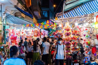 Ho Chi Minh Şehri, Vietnam - Sep 12023: İnsanlar Luong Nhu Hoc Caddesi, 5. Mıntıka 'da Sonbahar Festivali sırasında asılan renkli fenerleri ziyaret edip satın alıyorlar. Eğlenceli ve mutlu. Seçici odak.