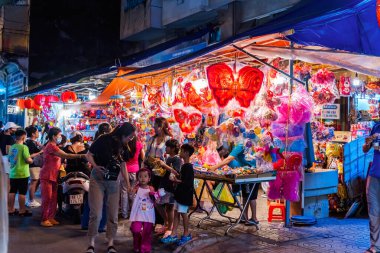 Ho Chi Minh Şehri, Vietnam - Sep 12023: İnsanlar Luong Nhu Hoc Caddesi, 5. Mıntıka 'da Sonbahar Festivali sırasında asılan renkli fenerleri ziyaret edip satın alıyorlar. Eğlenceli ve mutlu. Seçici odak.