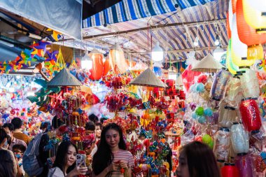 Ho Chi Minh Şehri, Vietnam - Sep 12023: İnsanlar Luong Nhu Hoc Caddesi, 5. Mıntıka 'da Sonbahar Festivali sırasında asılan renkli fenerleri ziyaret edip satın alıyorlar. Eğlenceli ve mutlu. Seçici odak.