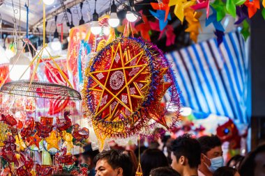 Ho Chi Minh Şehri, Vietnam - Sep 12023: İnsanlar Luong Nhu Hoc Caddesi, 5. Mıntıka 'da Sonbahar Festivali sırasında asılan renkli fenerleri ziyaret edip satın alıyorlar. Eğlenceli ve mutlu. Seçici odak.