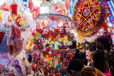 Ho Chi Minh Şehri, Vietnam - Sep 12023: İnsanlar Luong Nhu Hoc Caddesi, 5. Mıntıka 'da Sonbahar Festivali sırasında asılan renkli fenerleri ziyaret edip satın alıyorlar. Eğlenceli ve mutlu. Seçici odak.