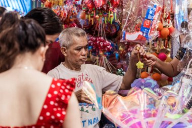Ho Chi Minh Şehri, Vietnam - Sep 12023: İnsanlar Luong Nhu Hoc Caddesi, 5. Mıntıka 'da Sonbahar Festivali sırasında asılan renkli fenerleri ziyaret edip satın alıyorlar. Eğlenceli ve mutlu. Seçici odak.