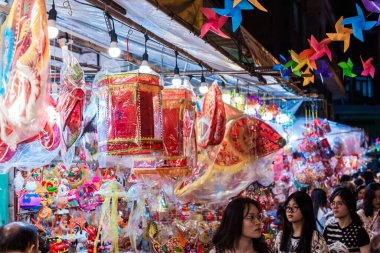 Ho Chi Minh Şehri, Vietnam - Sep 12023: İnsanlar Luong Nhu Hoc Caddesi, 5. Mıntıka 'da Sonbahar Festivali sırasında asılan renkli fenerleri ziyaret edip satın alıyorlar. Eğlenceli ve mutlu. Seçici odak.