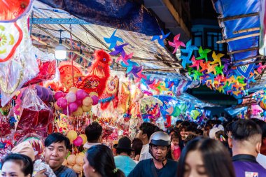 Ho Chi Minh Şehri, Vietnam - Sep 12023: İnsanlar Luong Nhu Hoc Caddesi, 5. Mıntıka 'da Sonbahar Festivali sırasında asılan renkli fenerleri ziyaret edip satın alıyorlar. Eğlenceli ve mutlu. Seçici odak.