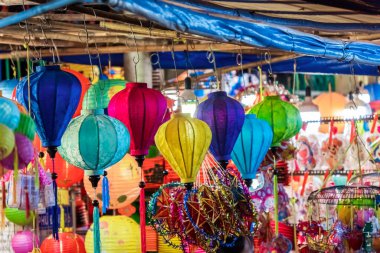 Ho Chi Minh Şehri, Vietnam - Sep 12023: İnsanlar Luong Nhu Hoc Caddesi, 5. Mıntıka 'da Sonbahar Festivali sırasında asılan renkli fenerleri ziyaret edip satın alıyorlar. Eğlenceli ve mutlu. Seçici odak.