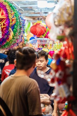 Ho Chi Minh Şehri, Vietnam - Sep 12023: İnsanlar Luong Nhu Hoc Caddesi, 5. Mıntıka 'da Sonbahar Festivali sırasında asılan renkli fenerleri ziyaret edip satın alıyorlar. Eğlenceli ve mutlu. Seçici odak.