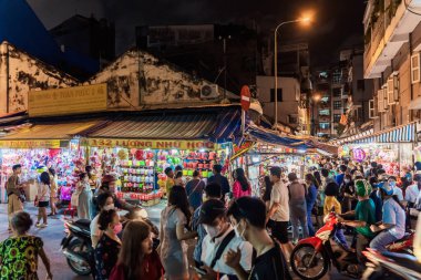 Ho Chi Minh Şehri, Vietnam - Sep 12023: İnsanlar Luong Nhu Hoc Caddesi, 5. Mıntıka 'da Sonbahar Festivali sırasında asılan renkli fenerleri ziyaret edip satın alıyorlar. Eğlenceli ve mutlu. Seçici odak.