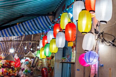 Ho Chi Minh City, Vietnam 'da sonbahar ortası festivalinde renkli fenerler sokaklarda asılı duruyor. Filmdeki Çinliler para ve mutluluk demektir. Seçici odak.