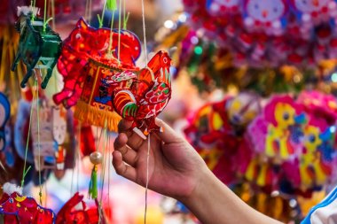 Ho Chi Minh City, Vietnam 'da sonbahar ortası festivalinde renkli fenerler sokaklarda asılı duruyor. Filmdeki Çinliler para ve mutluluk demektir. Seçici odak.