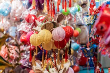 Ho Chi Minh City, Vietnam 'da sonbahar ortası festivalinde renkli fenerler sokaklarda asılı duruyor. Filmdeki Çinliler para ve mutluluk demektir. Seçici odak.
