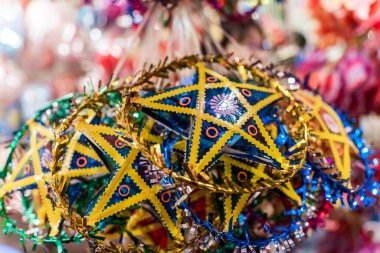 Ho Chi Minh City, Vietnam 'da sonbahar ortası festivalinde renkli fenerler sokaklarda asılı duruyor. Filmdeki Çinliler para ve mutluluk demektir. Seçici odak.