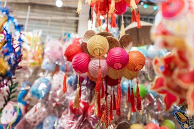 Ho Chi Minh City, Vietnam 'da sonbahar ortası festivalinde renkli fenerler sokaklarda asılı duruyor. Filmdeki Çinliler para ve mutluluk demektir. Seçici odak.
