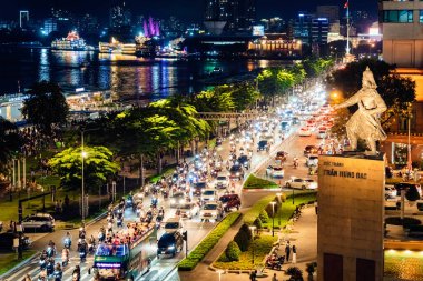 Ho Chi Minh şehri, Vietnam - 2. Sezon 2023: Ho Chi Minh şehrinde gece vakti Bach Dang limanı ve Saigon nehri yakınlarında yoğun trafik ile beni Linh kavşağının görüntüsü