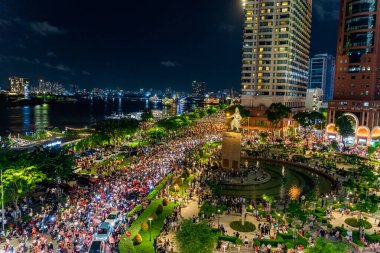 Ho Chi Minh şehri, Vietnam - 2. Sezon 2023: Ho Chi Minh şehrinde gece vakti Bach Dang limanı ve Saigon nehri yakınlarında yoğun trafik ile beni Linh kavşağının görüntüsü