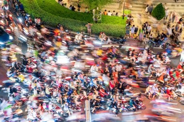 Ho Chi Minh şehri, Vietnam - 2. Sezon 2023: Ho Chi Minh şehrinde gece vakti Bach Dang limanı ve Saigon nehri yakınlarında yoğun trafik ile beni Linh kavşağının görüntüsü