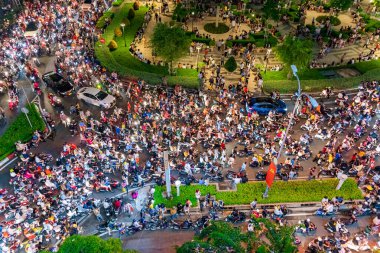 Ho Chi Minh şehri, Vietnam - 2. Sezon 2023: Ho Chi Minh şehrinde gece vakti Bach Dang limanı ve Saigon nehri yakınlarında yoğun trafik ile beni Linh kavşağının görüntüsü