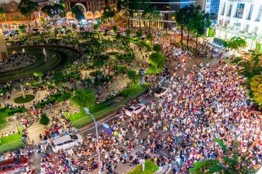 Ho Chi Minh şehri, Vietnam - 2. Sezon 2023: Ho Chi Minh şehrinde gece vakti Bach Dang limanı ve Saigon nehri yakınlarında yoğun trafik ile beni Linh kavşağının görüntüsü