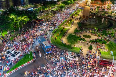 Ho Chi Minh şehri, Vietnam - 2. Sezon 2023: Ho Chi Minh şehrinde gece vakti Bach Dang limanı ve Saigon nehri yakınlarında yoğun trafik ile beni Linh kavşağının görüntüsü