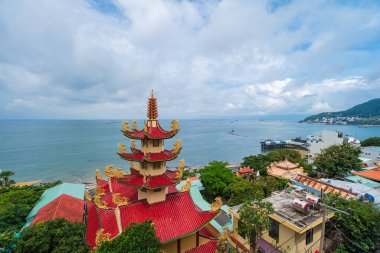 Vung Tau, VIETNAM - 23 Şubat 2023: Tu Quang Pagoda, Vung Tau kıyı kenti. Deniz manzarası ve şehrin bir kısmı. Vung Tau, Güney Vietnam 'da ünlü bir kıyı kentidir. Seyahat kavramı.