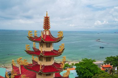 Vung Tau, VIETNAM - 23 Şubat 2023: Tu Quang Pagoda, Vung Tau kıyı kenti. Deniz manzarası ve şehrin bir kısmı. Vung Tau, Güney Vietnam 'da ünlü bir kıyı kentidir. Seyahat kavramı.