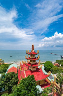 Vung Tau, VIETNAM - 23 Şubat 2023: Tu Quang Pagoda, Vung Tau kıyı kenti. Deniz manzarası ve şehrin bir kısmı. Vung Tau, Güney Vietnam 'da ünlü bir kıyı kentidir. Seyahat kavramı.