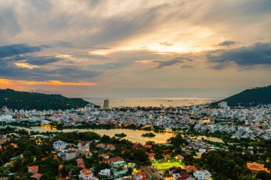 Vung Tau, VIETNAM - 23 Eylül 2023: Vung Tau şehri ve kıyılarında gün batımı, Vietnam. Vung Tau, Güney Vietnam 'da ünlü bir kıyı kentidir. Seyahat kavramı.