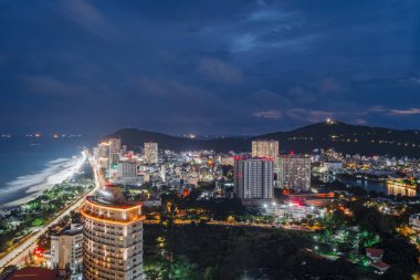 Vung Tau, VIETNAM - 23 Eylül 2023 Vung Tau şehri ve kıyılarında gece, Vietnam. Vung Tau, Güney Vietnam 'da ünlü bir kıyı kentidir. Seyahat kavramı.