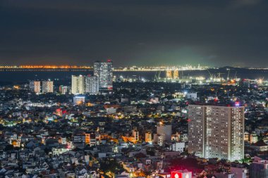 Vung Tau, VIETNAM - 23 Eylül 2023 Vung Tau şehri ve kıyılarında gece, Vietnam. Vung Tau, Güney Vietnam 'da ünlü bir kıyı kentidir. Seyahat kavramı.