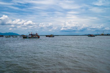 Vung Tau, VIETNAM - 23 Şubat 2023: Vietnam 'ın Ba Ria Vung Tau ilinde bir istiridye çiftliği ve yüzen bir balıkçı köyünün köşesi. İnsanlar yüzen köylerde yaşıyor ve balık yetiştiriyor..