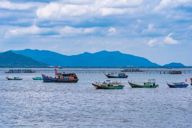 Vung Tau, VIETNAM - 23 Şubat 2023: Vietnam 'ın Ba Ria Vung Tau ilinde bir istiridye çiftliği ve yüzen bir balıkçı köyünün köşesi. İnsanlar yüzen köylerde yaşıyor ve balık yetiştiriyor..