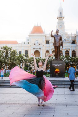 Ho Chi Minh City, Viet Nam 10 Ekim 2023: Balerin Vietnam 'da Ho Chi Minh şehrinin meydanında yarılıyor