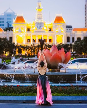 Ho Chi Minh City, Viet Nam 10 Ekim 2023: Balerin Vietnam 'da Ho Chi Minh şehrinin meydanında yarılıyor