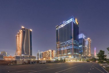 Ho Chi Minh, Viet Nam - 12 Aralık 2023: Ho Chi Minh City silueti ve Saigon Nehri. Şehir merkezindeki gökdelen ve diğer modern binaların inanılmaz renkli gece manzarası. Seyahat kavramı