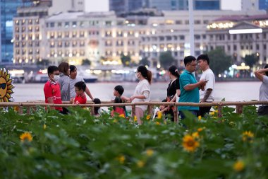 Ho Chi Minh City, Vietnam - 27 Aralık 2023: İnsanlar Thu Duc şehrinde birçok etkinlikle birlikte halka açık bir parkta yürüyor. Ho Chi Minh City, Vietnam 'a park et..