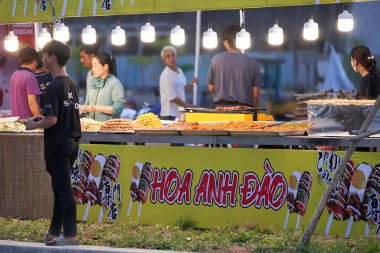 Ho Chi Minh City, Vietnam - 27 Aralık 2023: İnsanlar Thu Duc şehrinde birçok etkinlikle birlikte halka açık bir parkta yürüyor. Ho Chi Minh City, Vietnam 'a park et..