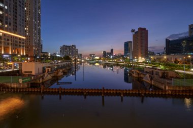 Ho Chi Minh City, Viet Nam 30 Aralık 2023: Ho Chi Minh şehri gün batımında. Ho chi minh şehri Vietnam 'ın en gelişmiş şehirlerinden biridir. Seyahat kavramı