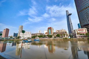 Ho Chi Minh, Viet Nam - 21 Ocak 2024: Mavi gökyüzü ile Ho Chi Minh şehri manzarası. Vietnam 'daki finans ve iş merkezleri. Bitexco 'ya bak, Landmark 81.