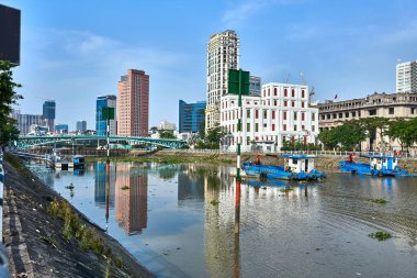 Ho Chi Minh, Viet Nam - 21 Ocak 2024: Mavi gökyüzü ile Ho Chi Minh şehri manzarası. Vietnam 'daki finans ve iş merkezleri. Bitexco 'ya bak, Landmark 81.